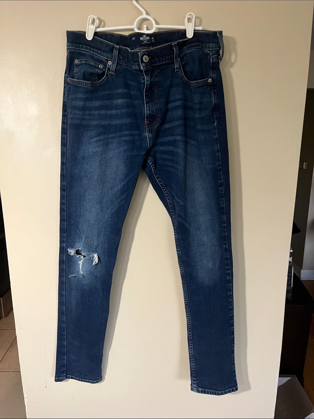 ❤️❤️❤️Hollister Dark Blue Skinny Jeans with Distressed Knee